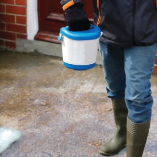 Slingsby Hand Held Salt Spreader Blue 4kg Capacity 389097 SBY35431